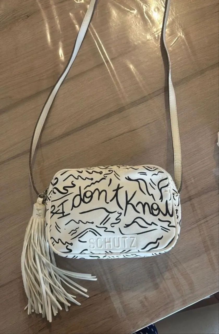 Bolsa Schutz com detalhes de uso 