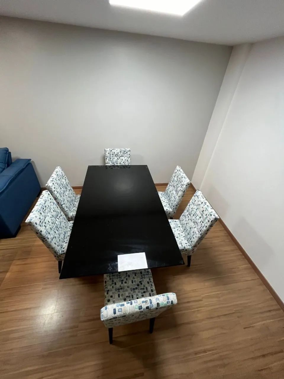 Mesa de jantar retangular, com 6 cadeira e tampo de vidro preto - Foto 4