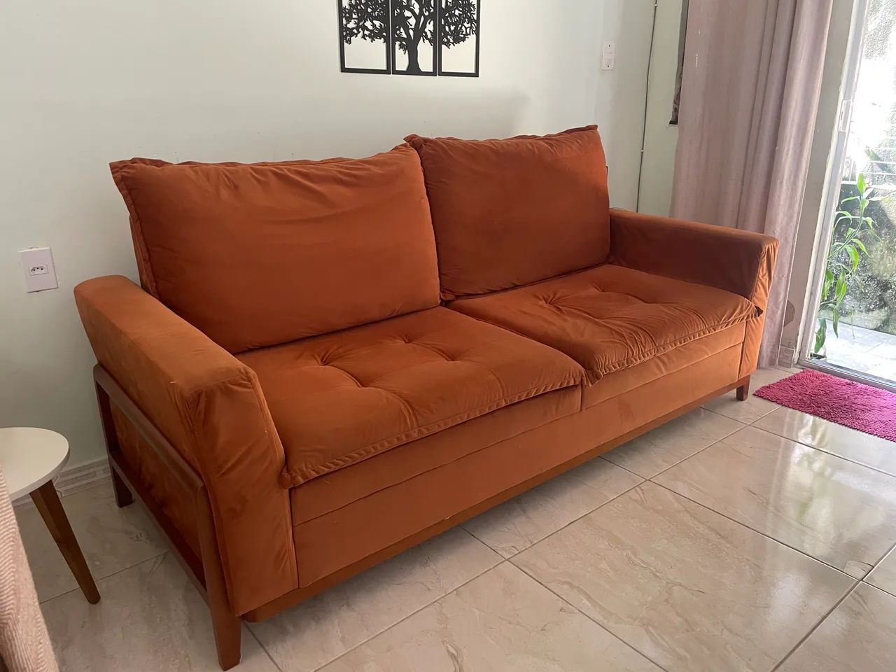 Sofá Veludo com madeira decorativa  - Foto 3