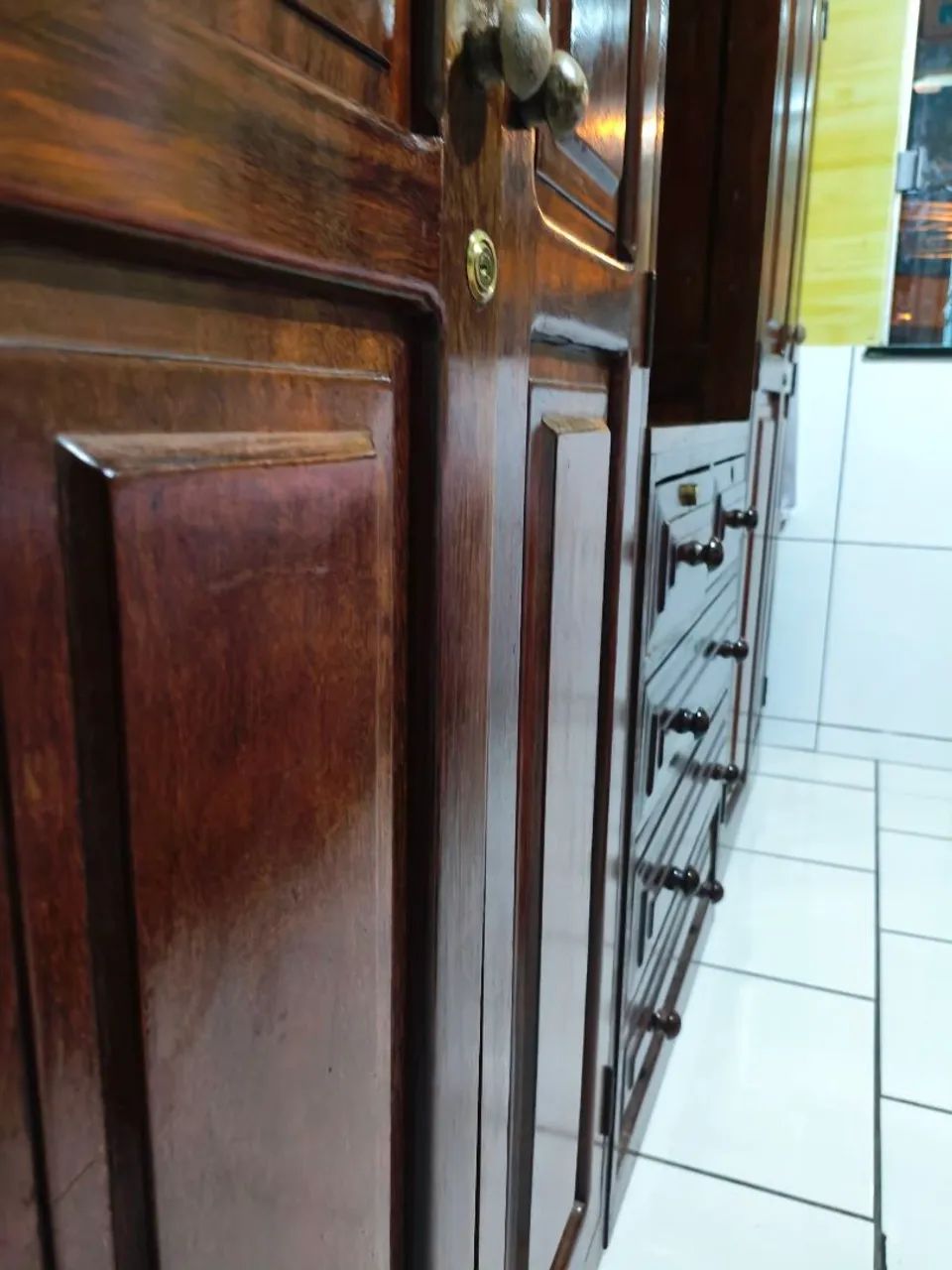 Guarda roupa de madeira 