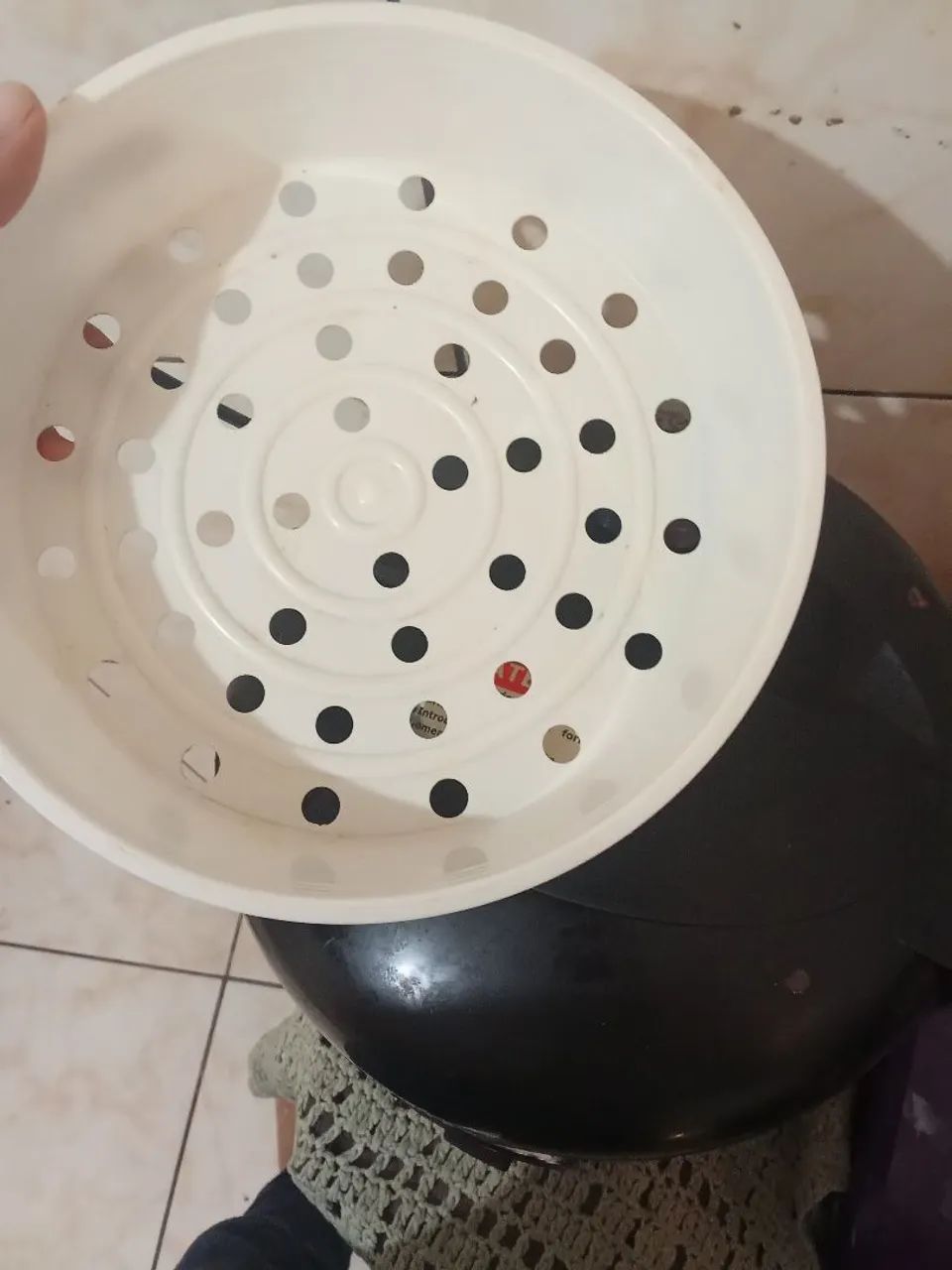 Vendo panela elétrica usada mas bem conservada funcionando perfeitamente com itens complet