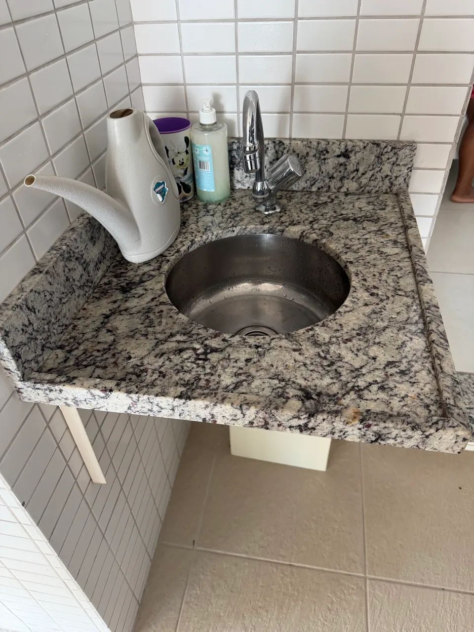 Pia de granito com cuba em inox redonda 2