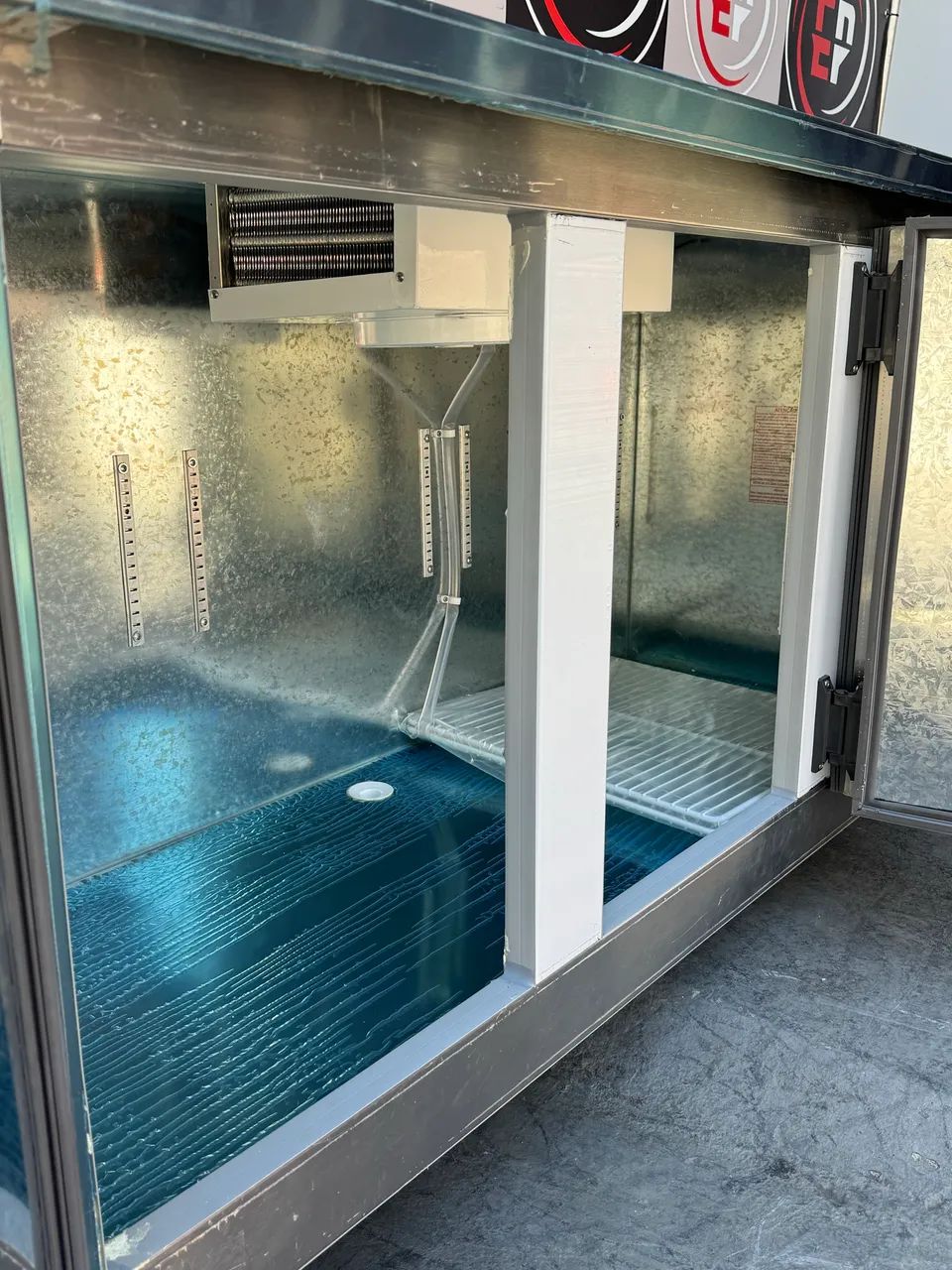 VENDO UM BALCÃO REFRIGERADO 3 PORTAS KOFISA NOVO COM PREÇO DE USADO - Foto 4