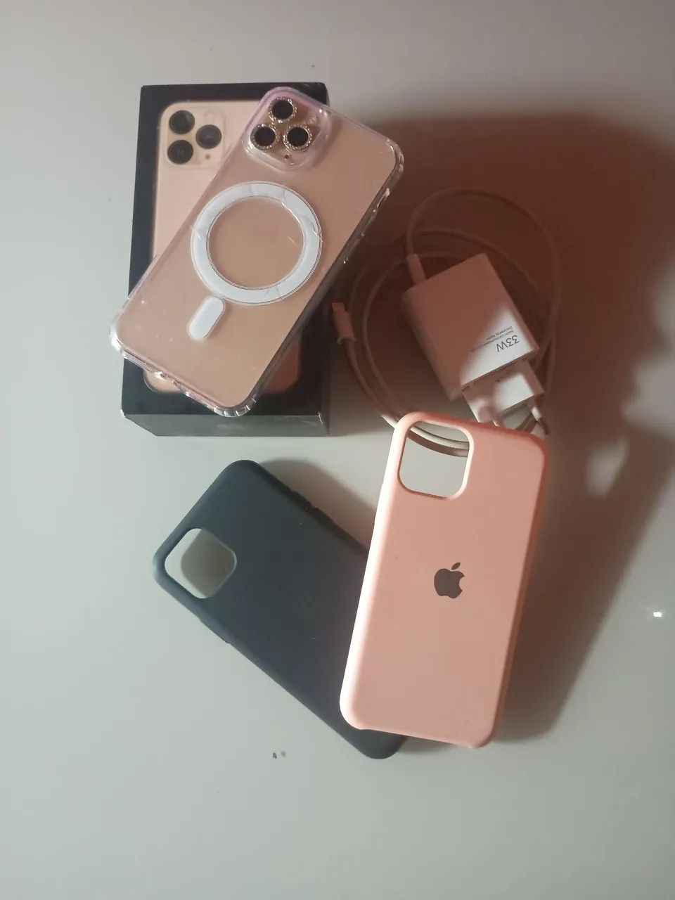 iPhone 11 256 gigas caixa carregador e 3 capinha - Foto 2