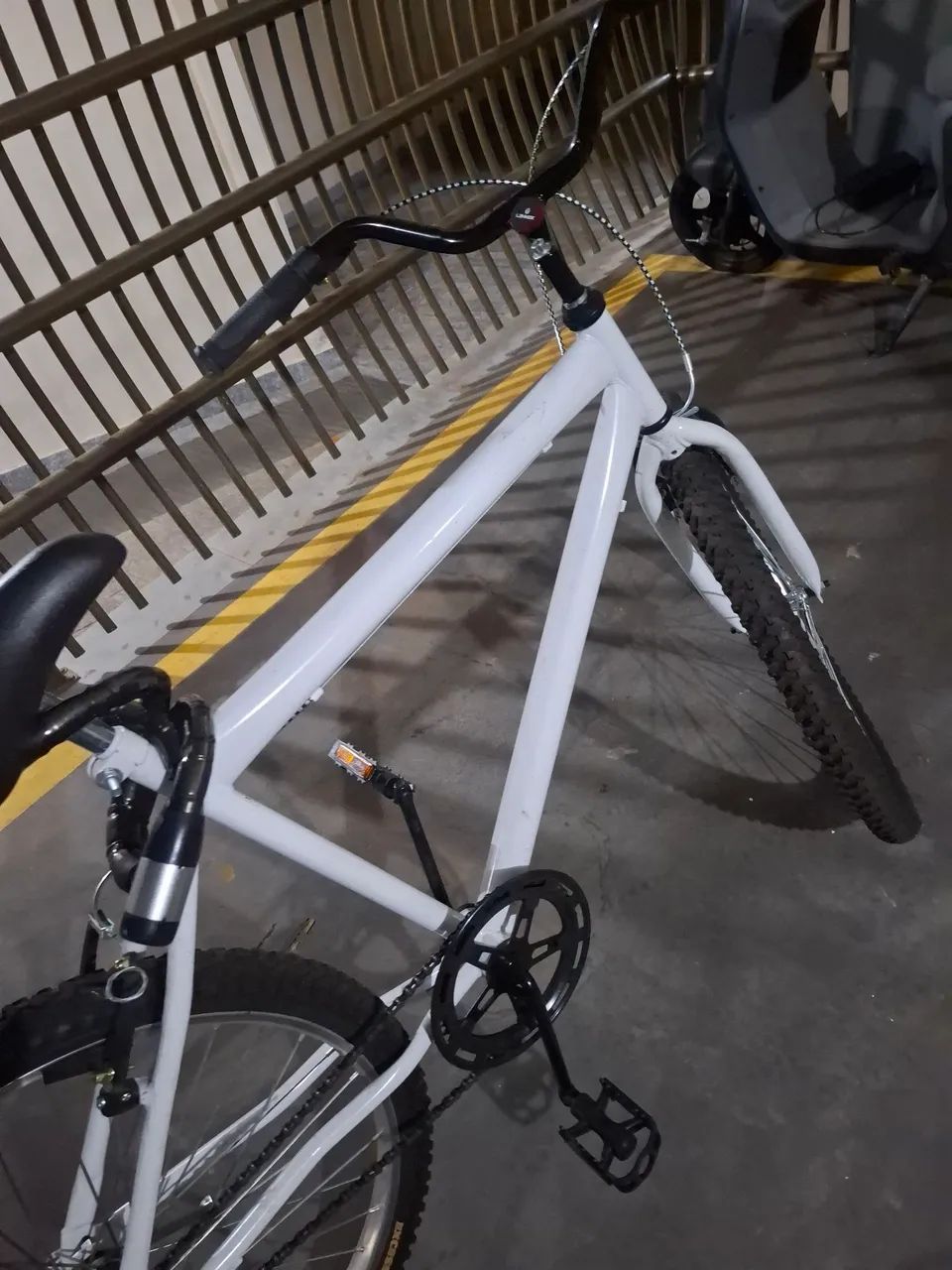VENDE BICICLETA NOVA 3 MESES DE USO - Foto 2