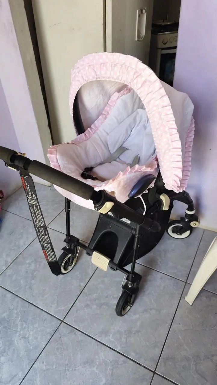 Carrinho de bebê com bebê conforto 
