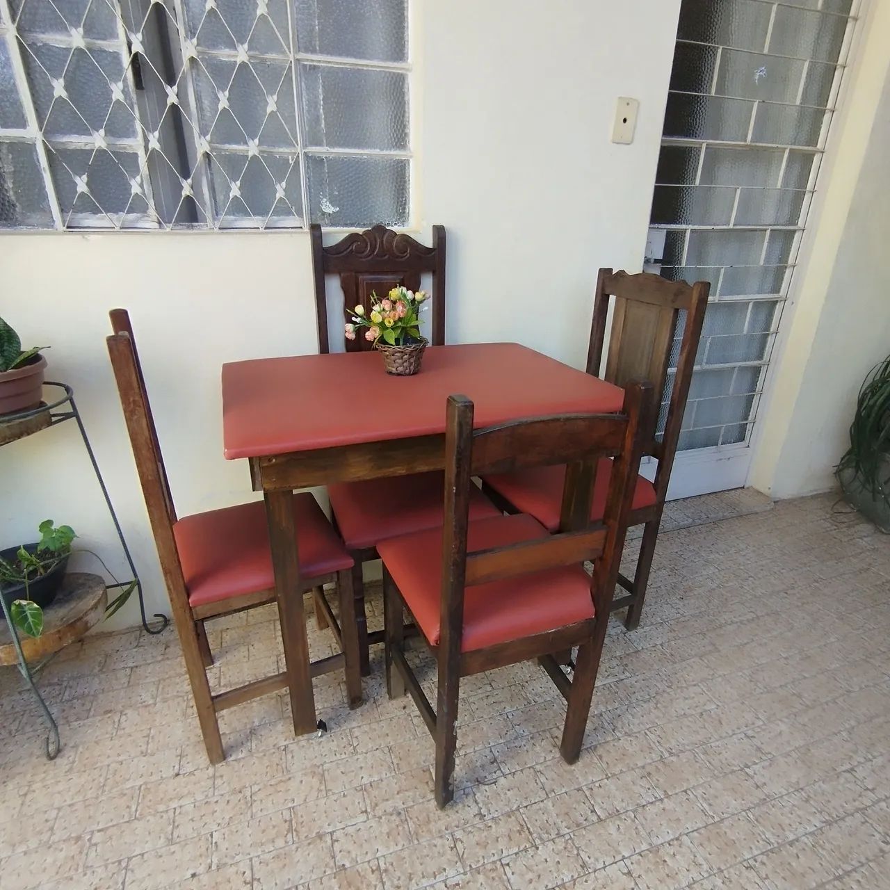 Mesa artesanal com 4 cadeiras, assento estofador.