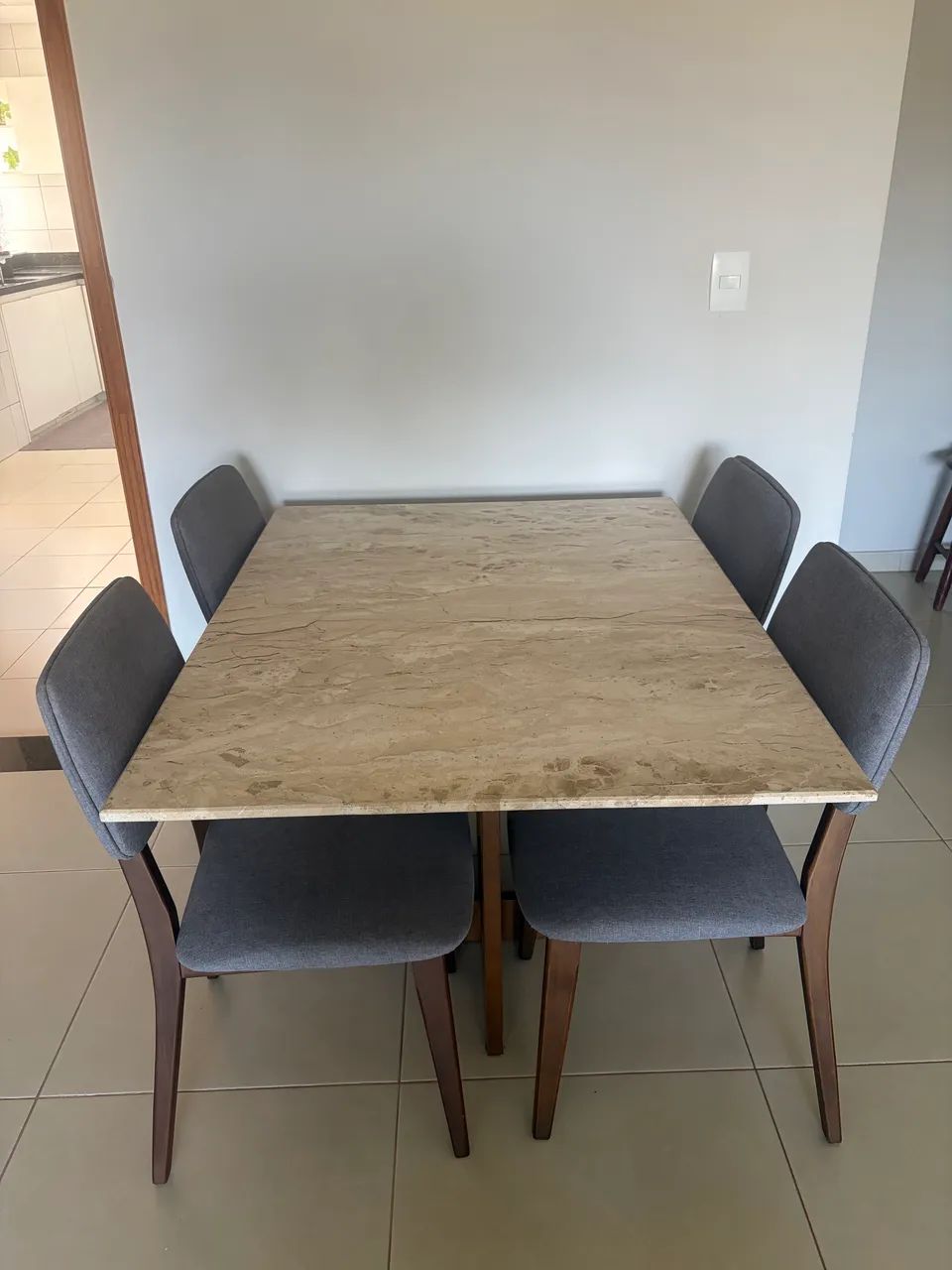 Mesa de mármore 1,2x0,9m com 4 cadeiras - Foto 2
