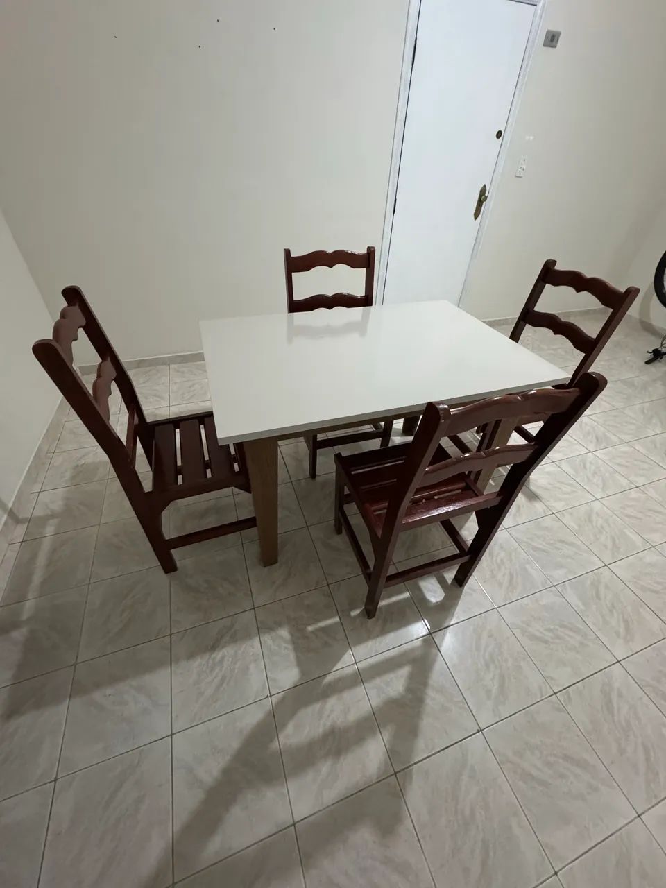 Mesa com 4 cadeiras de madeira  - Foto 2