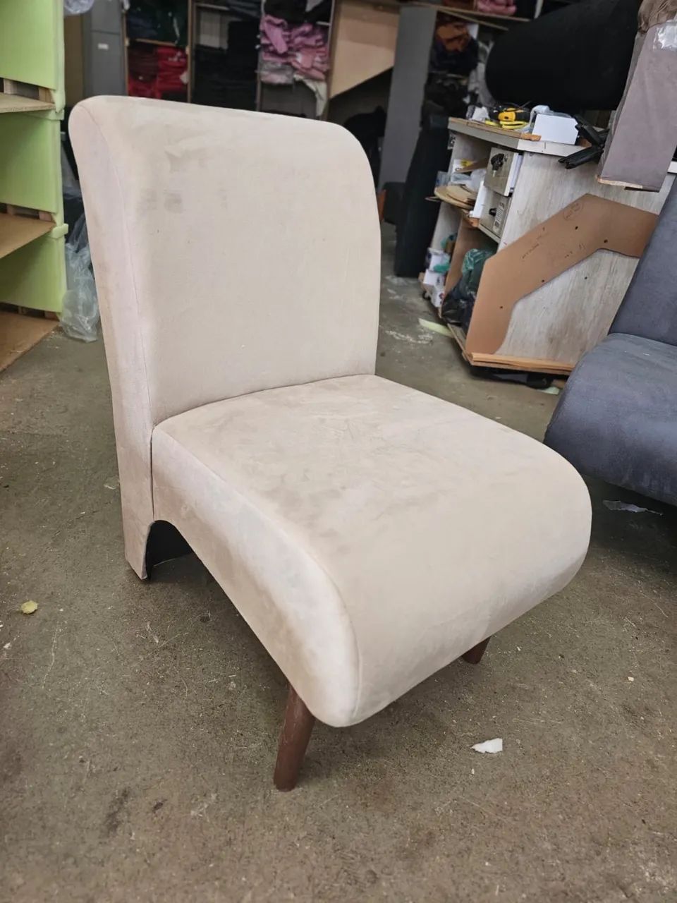 POLTRONAS BELLA ESTOFADAS, PEZINHO PALITO - PAGUE NA HORA DA ENTREGA  - Foto 2
