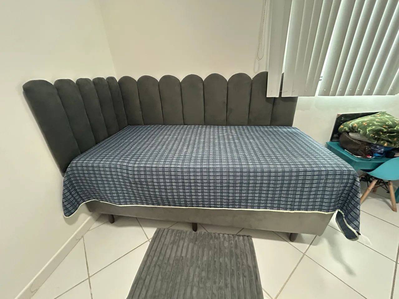 Vendo lateral e cabeceira de cama de solteiro .
