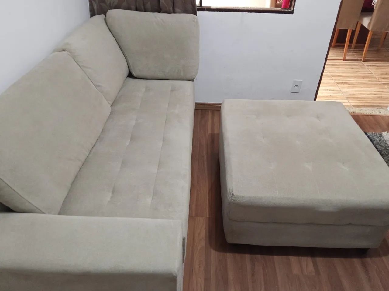 Sofá 3 lugares + puff - Foto 3