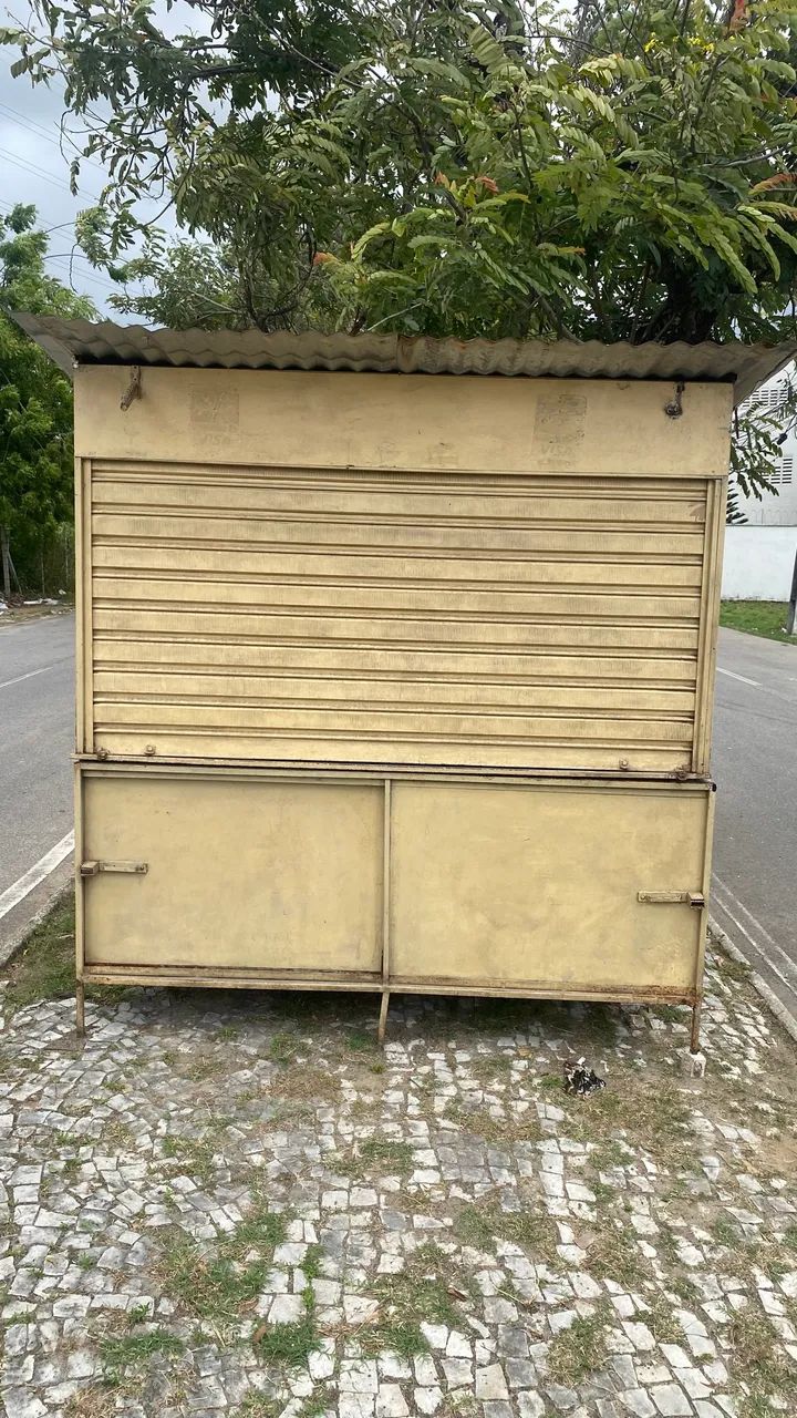 Banca de ferro com porta de enrolar.