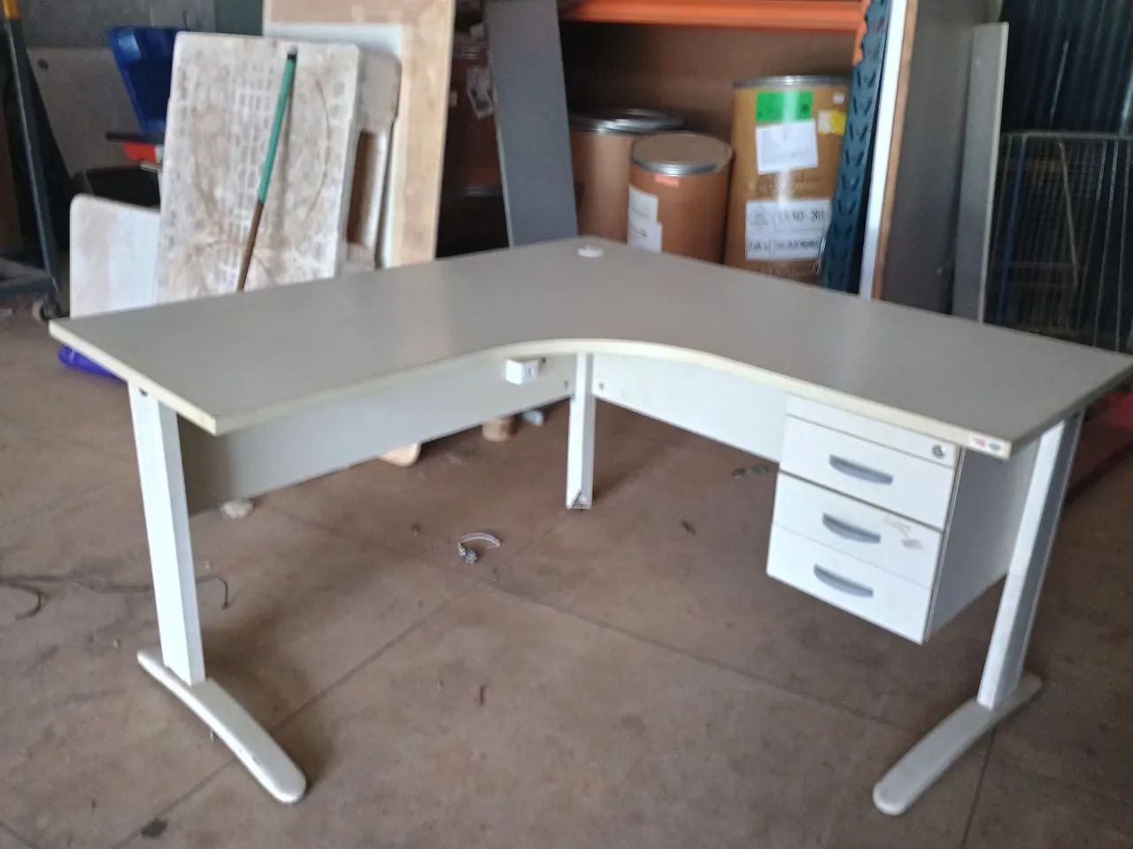 Mesa para escritório com gavetas - Foto 3