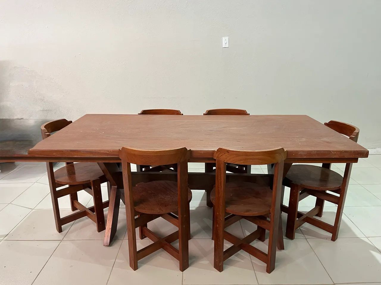 MESA DE JANTAR EM MADEIRA MACIÇA COM 6 CADEIRAS - Foto 3