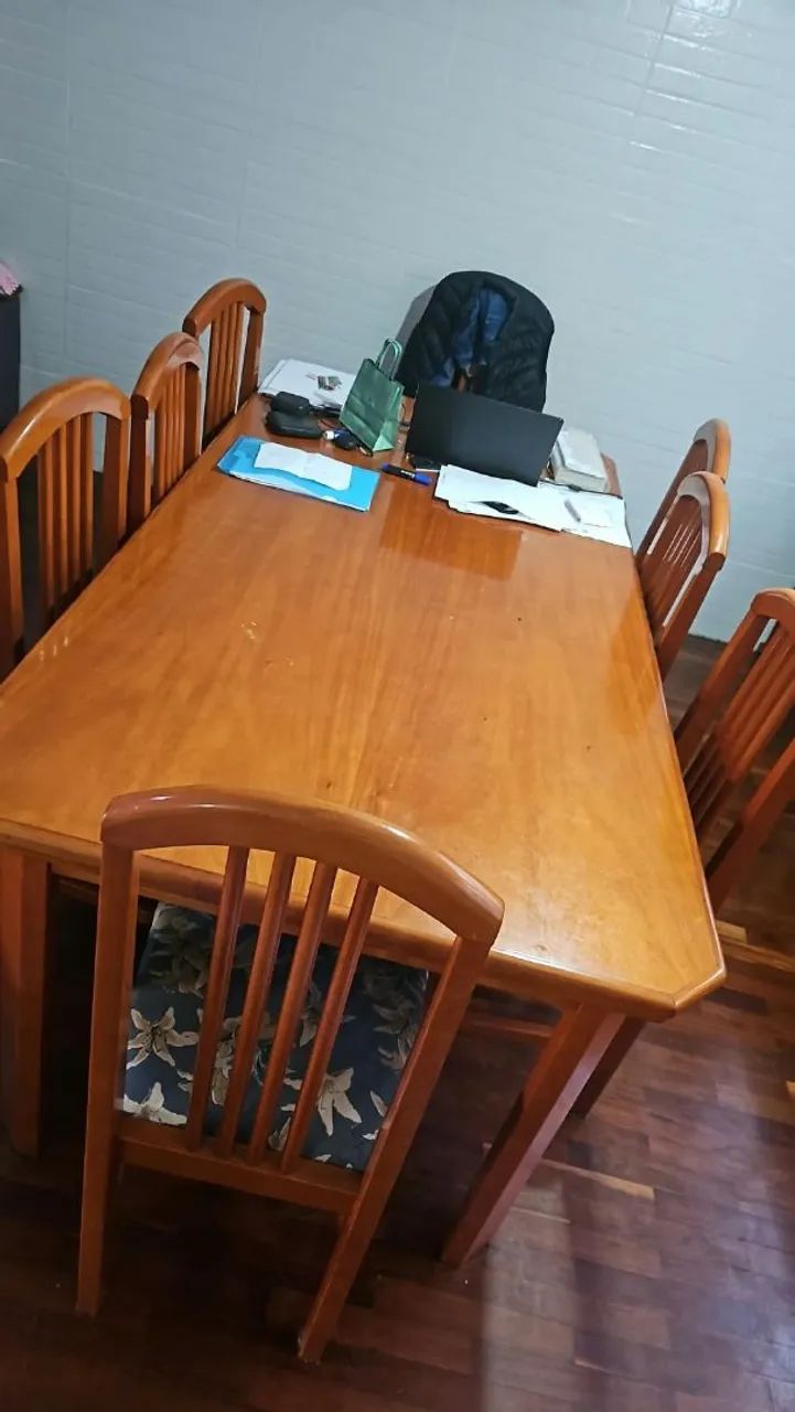 Mesa madeira maciça com 8 cadeiras estofadas 