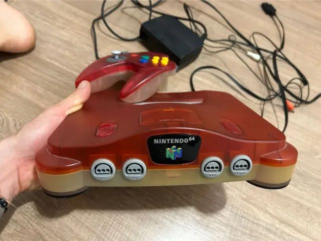 Nintendo 64 branco e vermelho