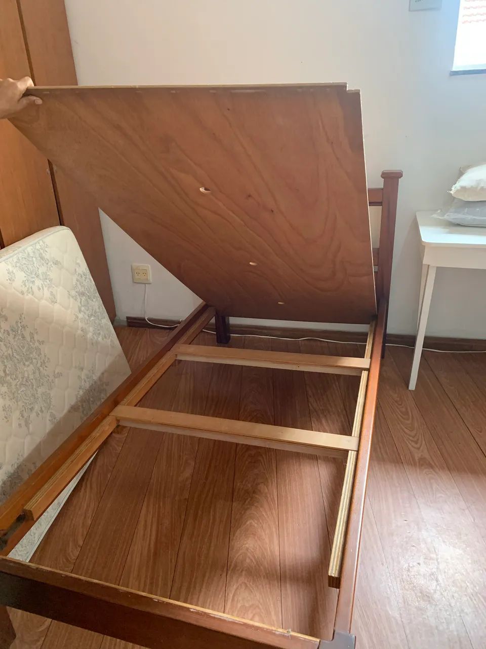 Oportunidade única.Cama de solteiro madeira maciça, imbuia com colchão. - Foto 3