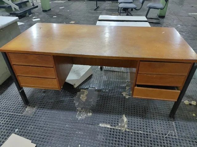 Doa-se mesas e cadeiras