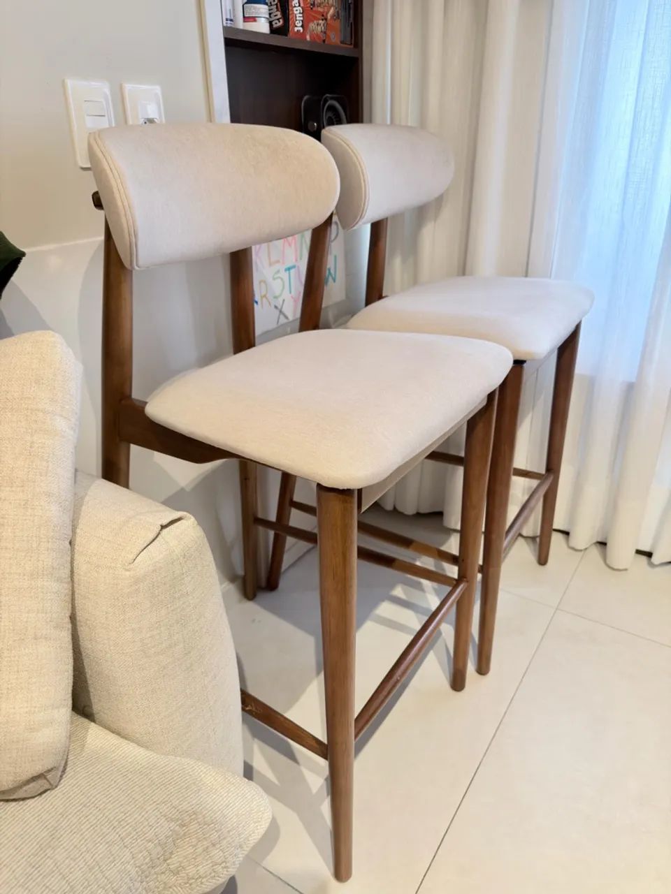 Cadeira madeira Jequitibá com tecido em linho off white  - Foto 2