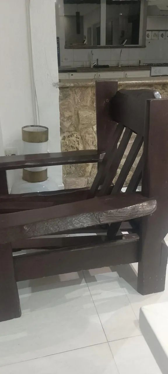 2 poltronas de madeira macica c/ almofada de couro branco - Foto 2