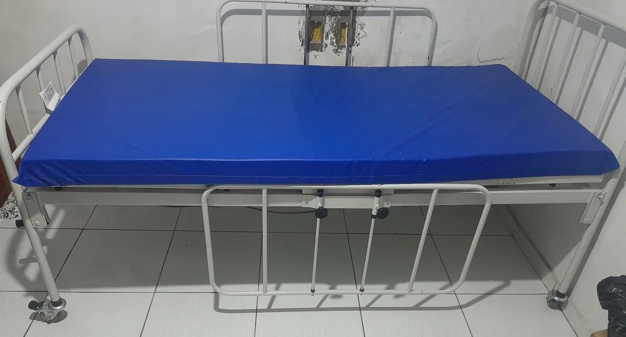 Vendo cama hospitalar que regula e eleva cabeceira e pernas 