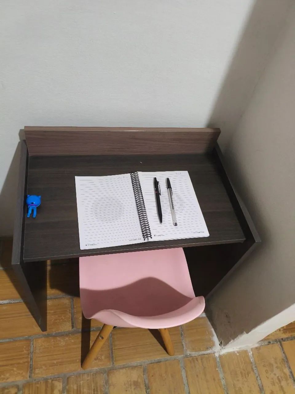 Escrivaninha e cadeira  - Foto 2