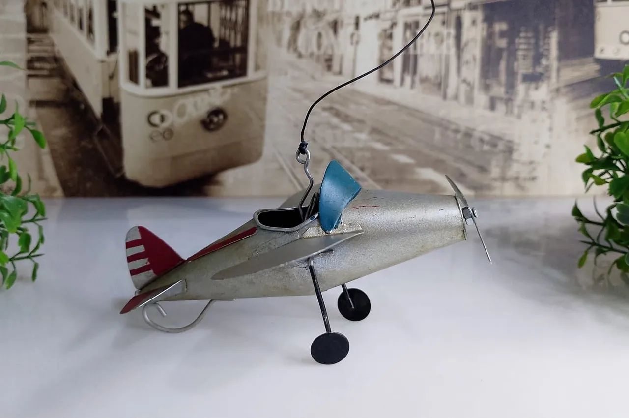 Miniatura Vintage de Avião em lata. - Foto 2
