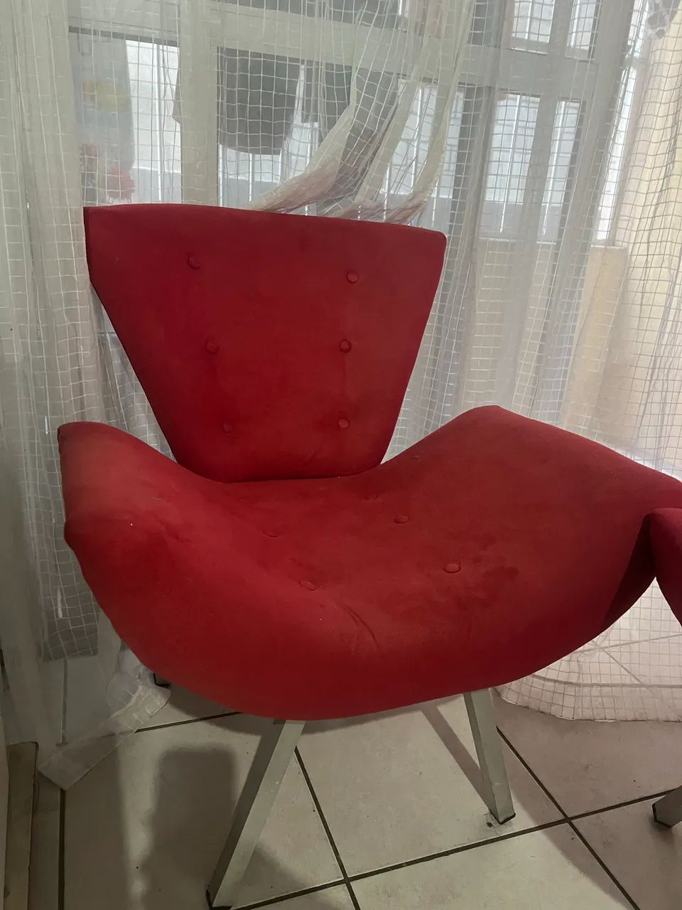 Par de Poltronas Decorativas Vermelhas em Suede com Pés Metálicos - Foto 2