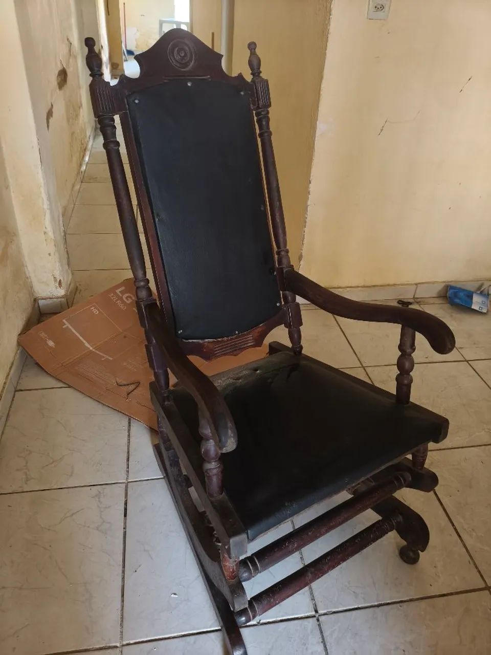 Cadeira de balanço de madeira - Foto 2