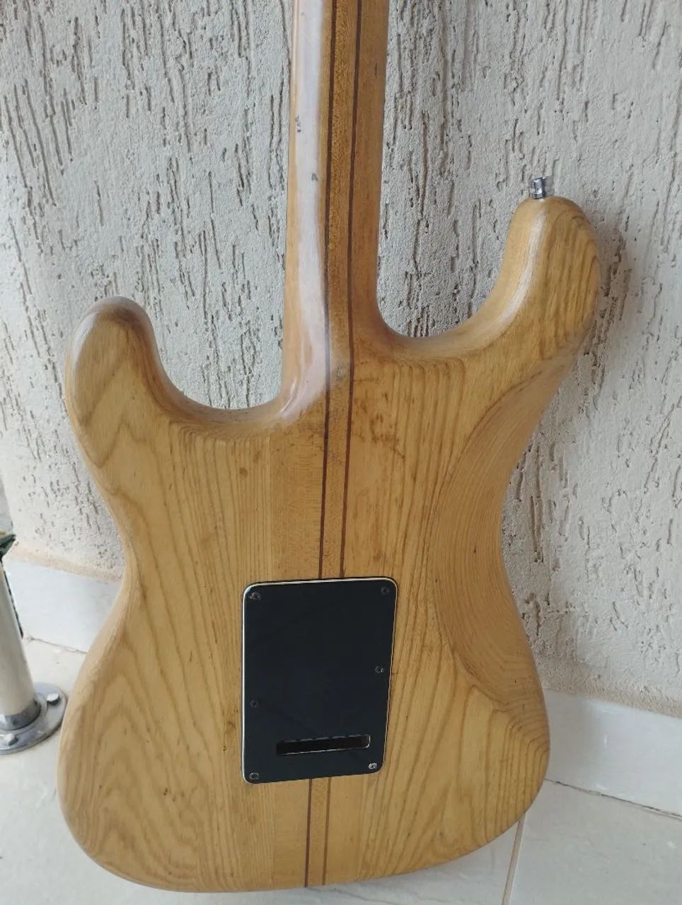 Stratocaster em ash com  braço inteiriço em maple