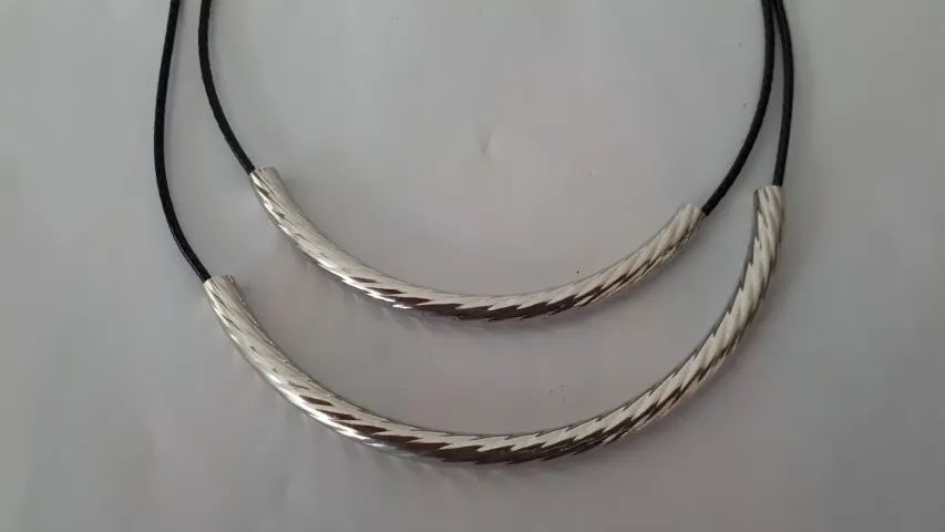 Colar Cordão Duplo Pendante Em Metal Prateado - Foto 2