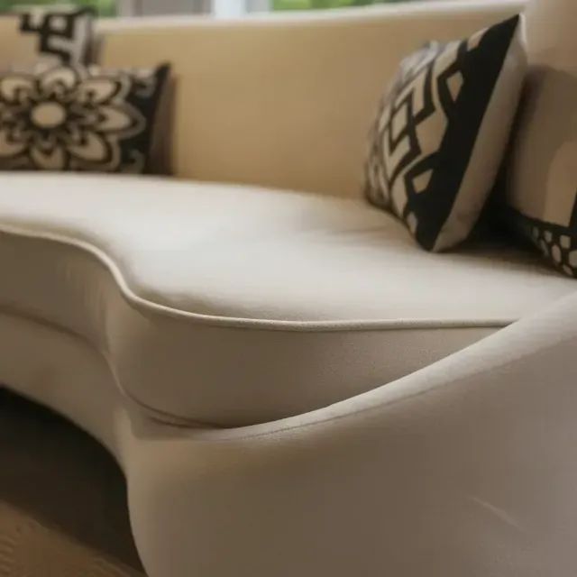 Sofá Em Veludo Jayne Off White Com Pés Dourados (Usado) - Foto 4