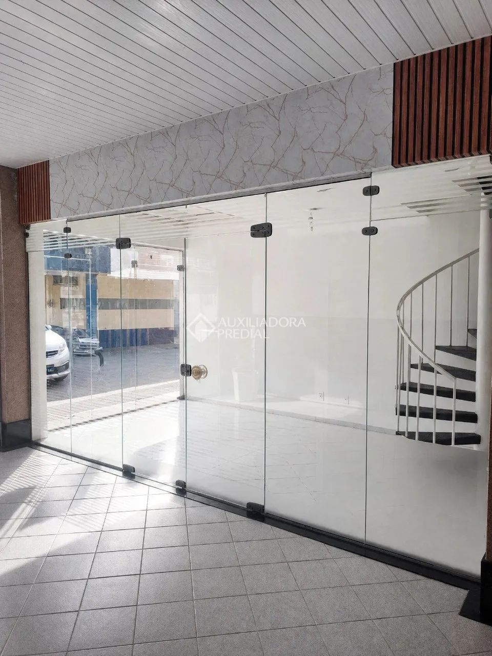 Sala comercial com mezanino e 33m² na Rua Lédio João Martins