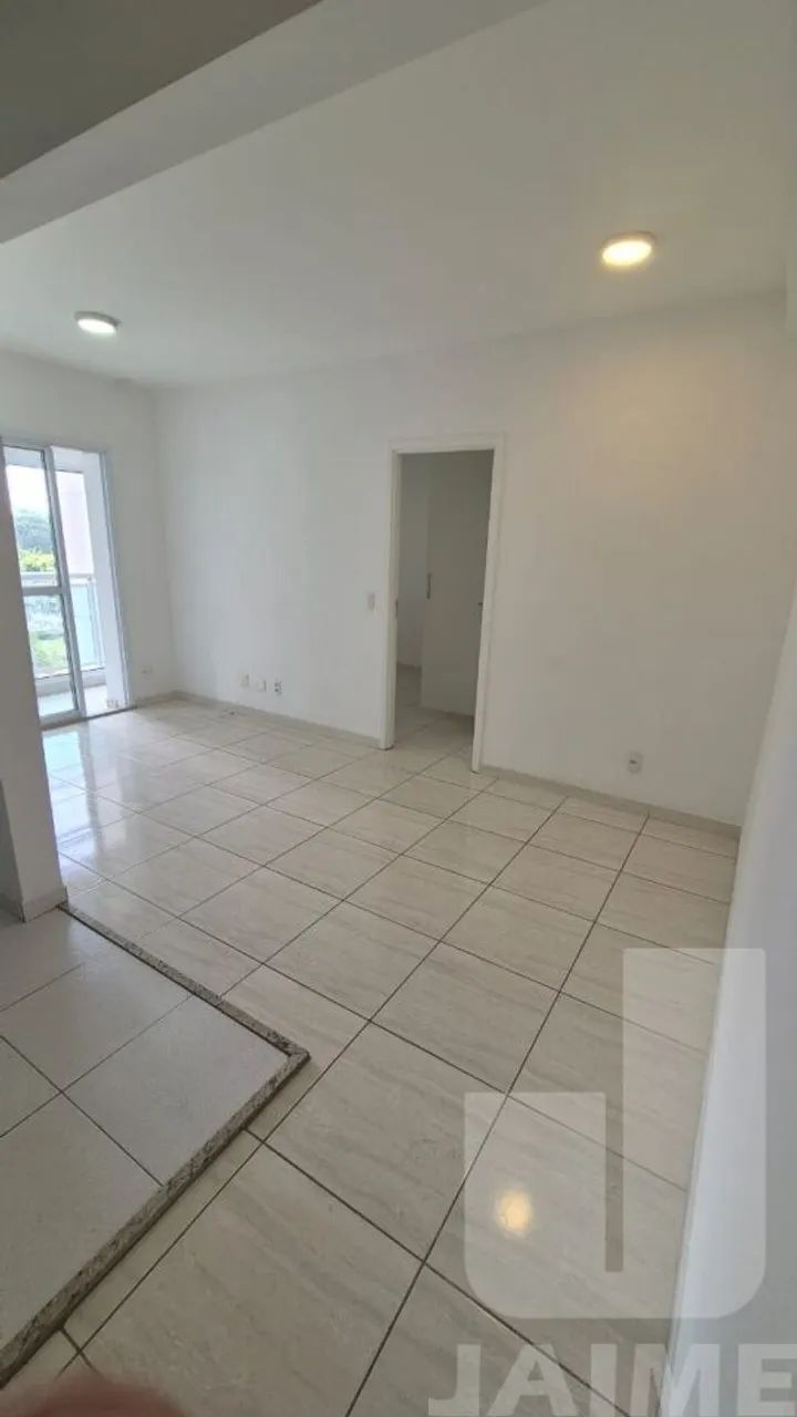 Apartamento com varanda envidraçada, 45 m2 bem distribuídos e 1 vaga em prédio com lazer. - Foto 5