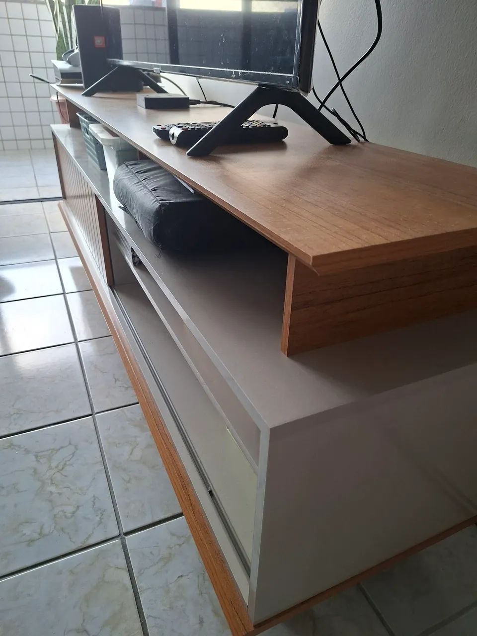 Rack para TV em MDF com nichos e acabamento amadeirado - Foto 3