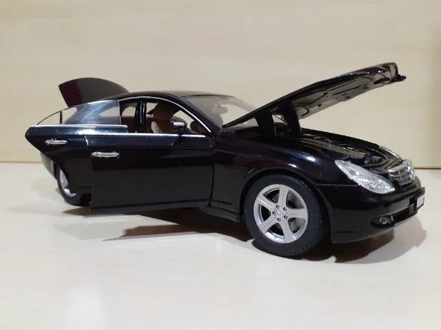 Miniatura Mercedes Benz Cls 1/18 Maisto Thailand Raridade
