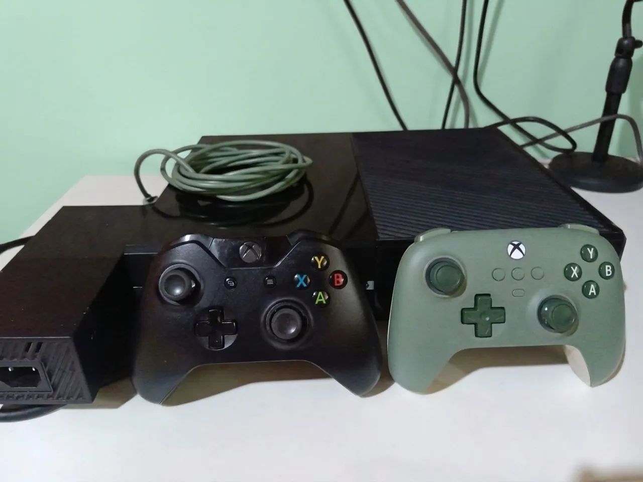 Vendo Xbox one fat com dois controles