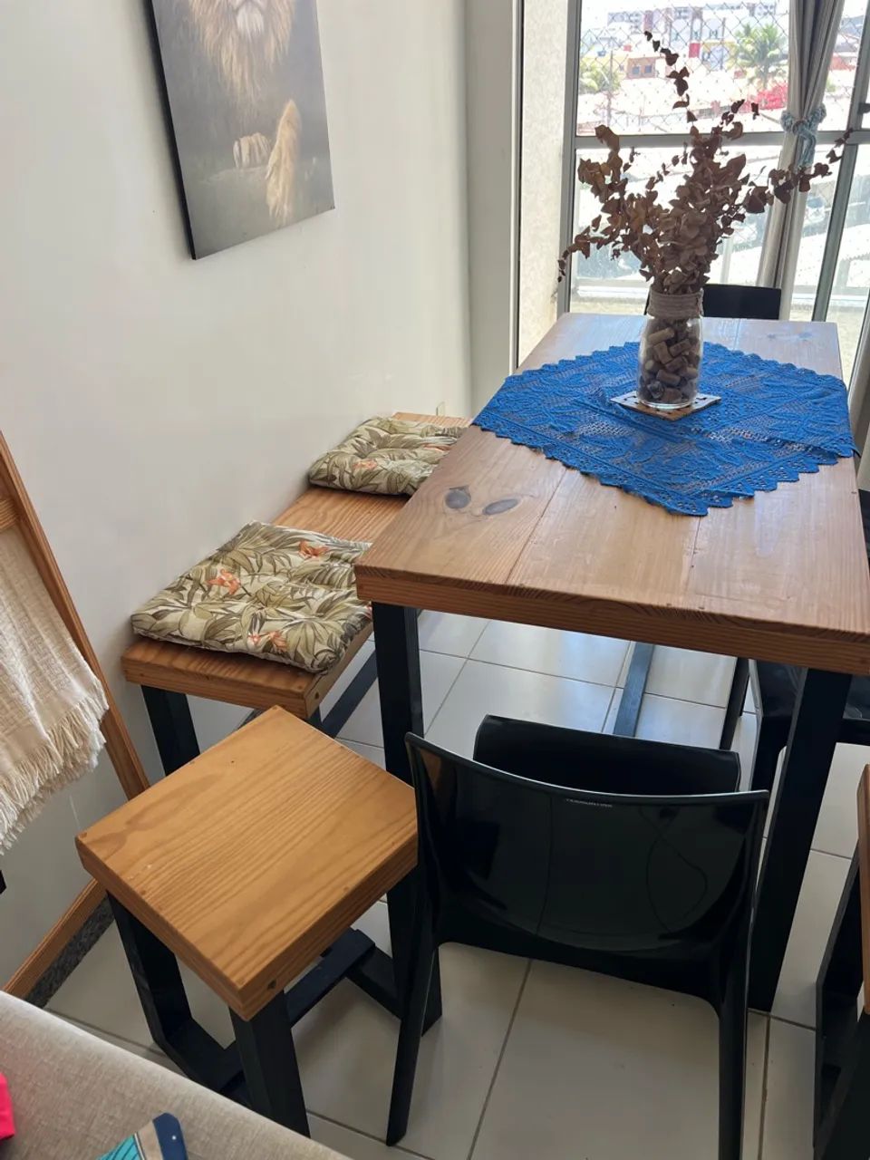 Mesa com 4 cadeiras e três bancos. (Duas almofadas de brinde) - Foto 2