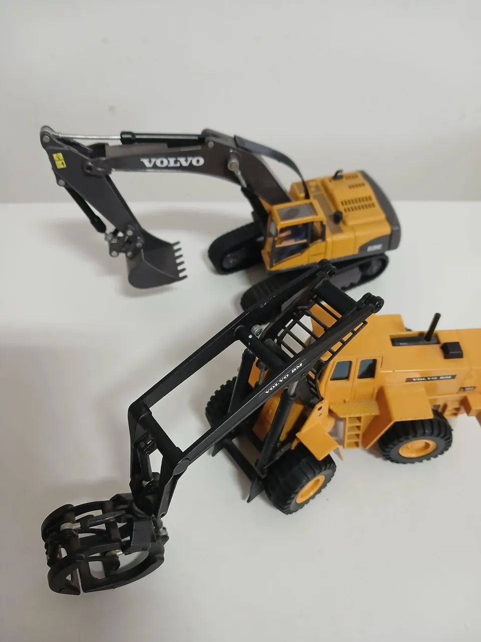 MINIATURAS VOLVO BM L160 e VOLVO EC 290C 1:50