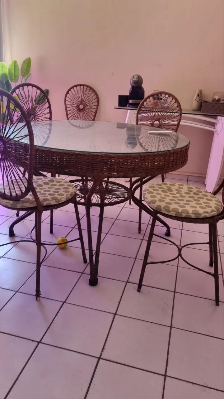 Mesa de madeira com 6 cadeiras  - Foto 4