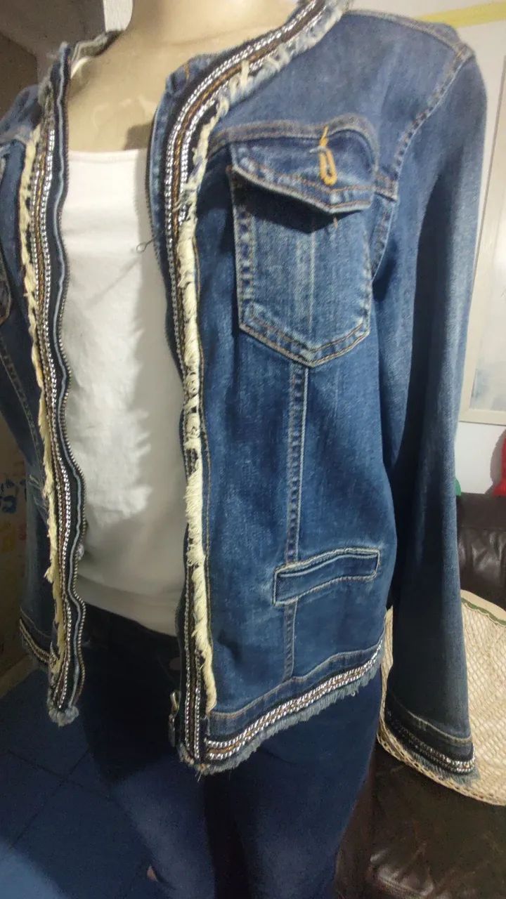 Jaqueta jeans customizada veste Tam M - Foto 3