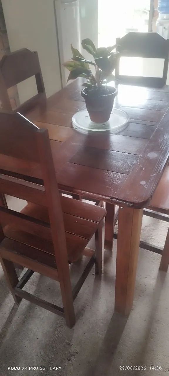 Mesa de madeira com 4 cadeiras 