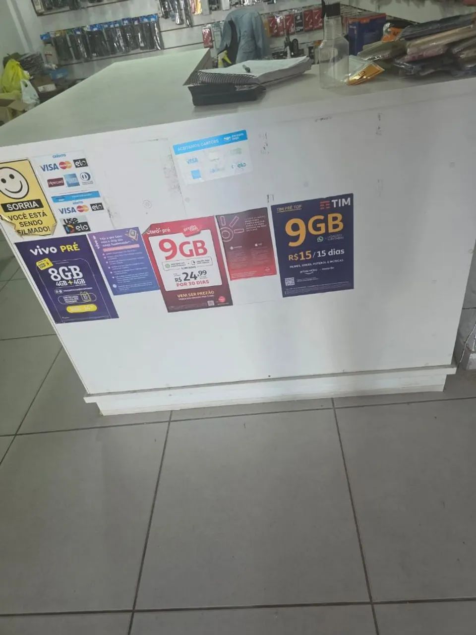 Balcão recepção MDF e expositores com gancho