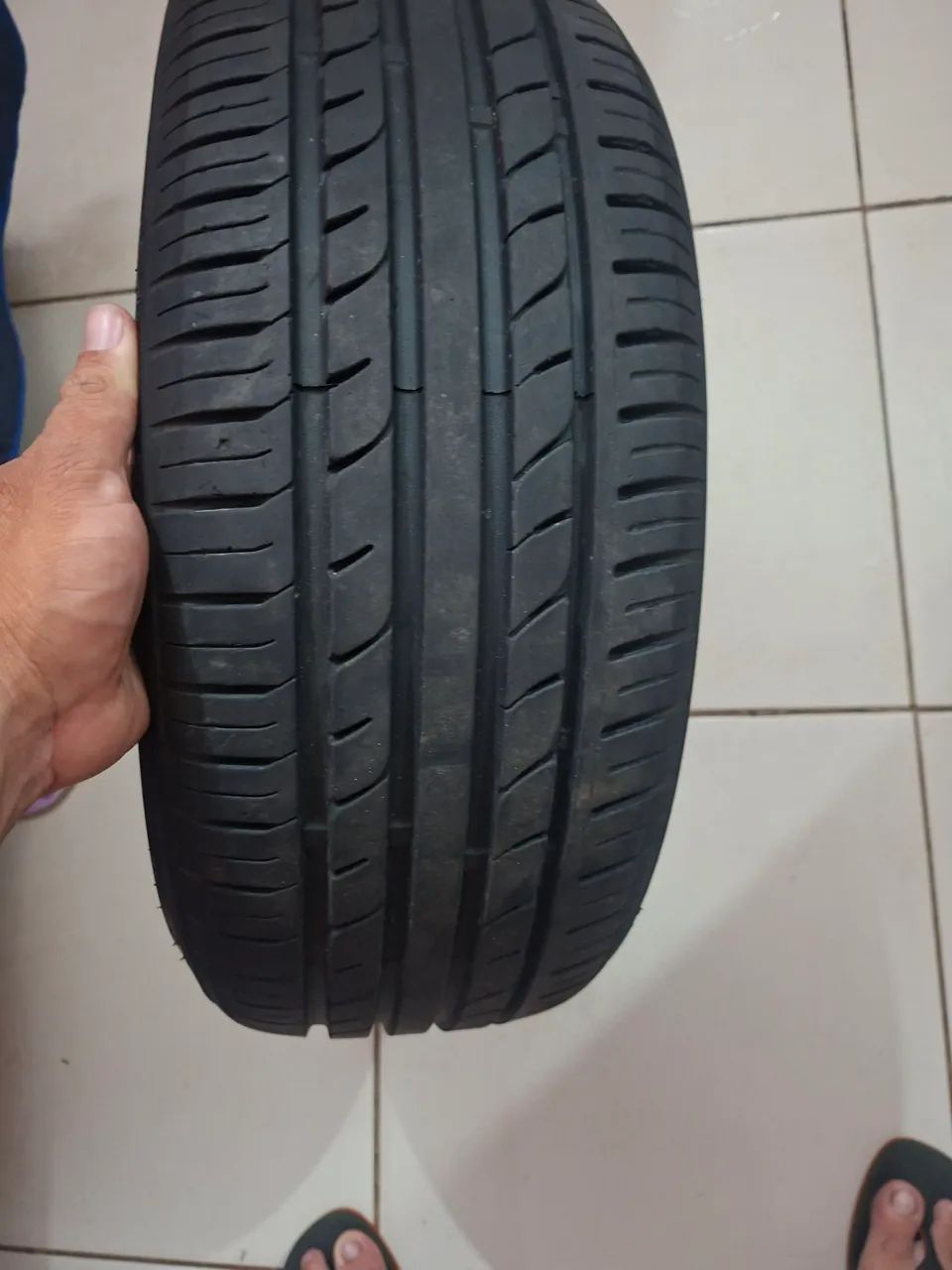 Vendo pneu 195 40 r17  semi novo