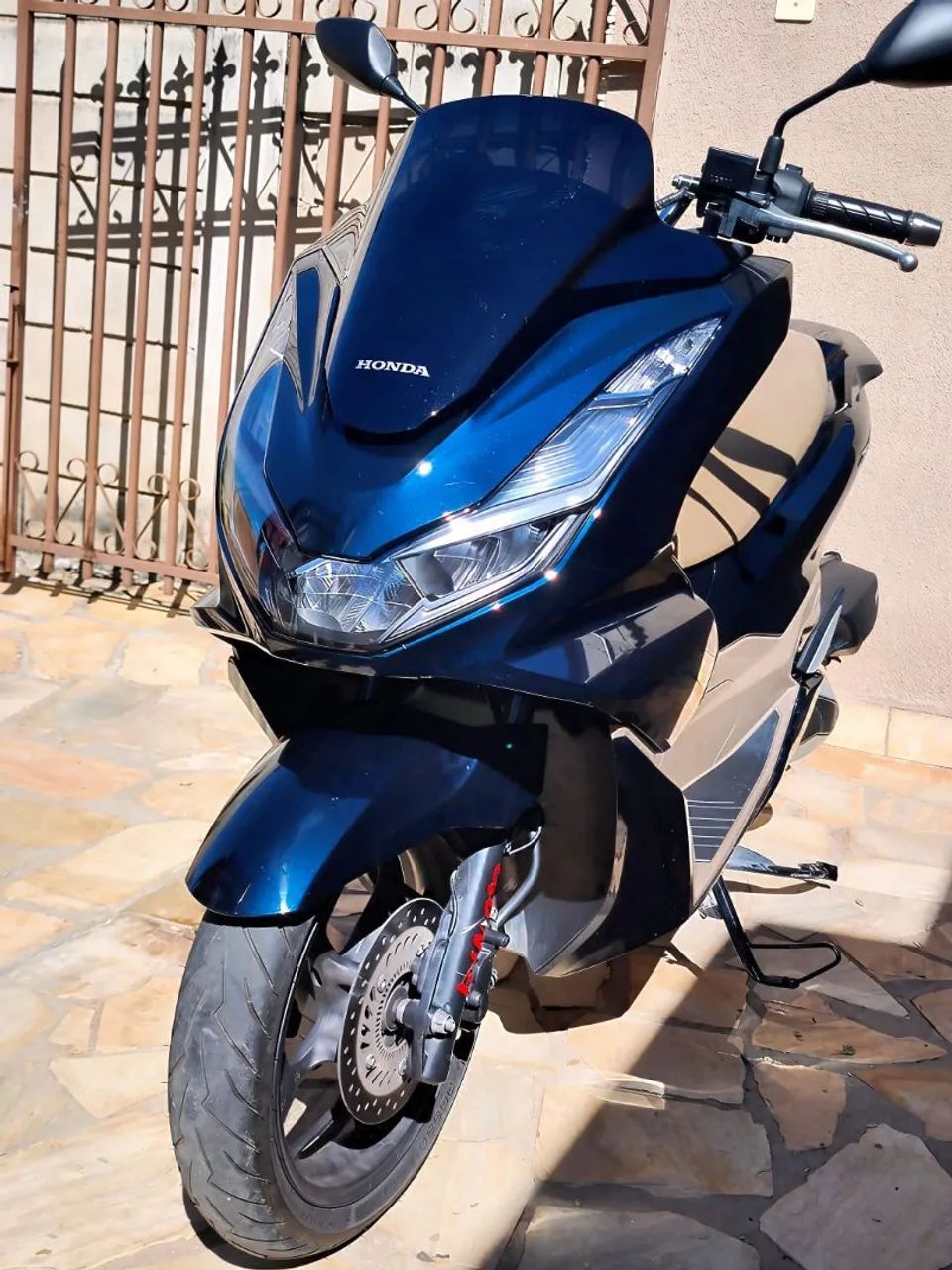 PCX DLX 2025