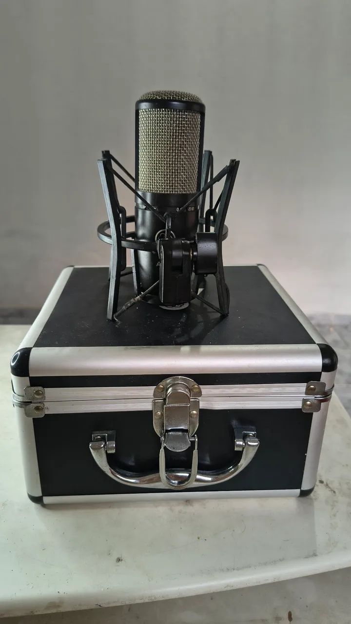 AKG-P220