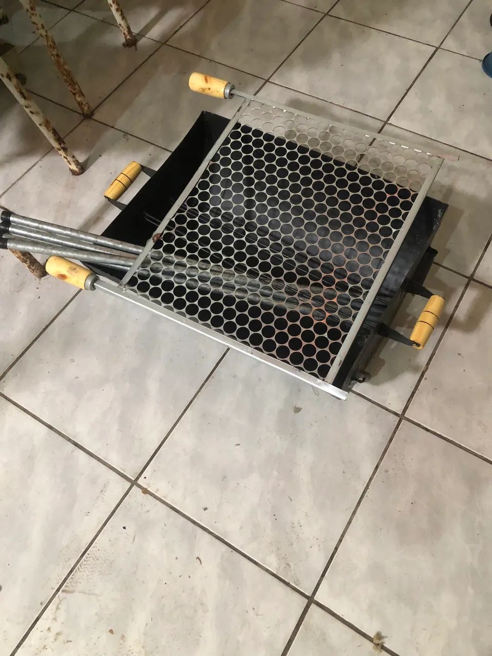 Churrasqueira de carvão grande em aço Carbono com grelha inclusa - Foto 3