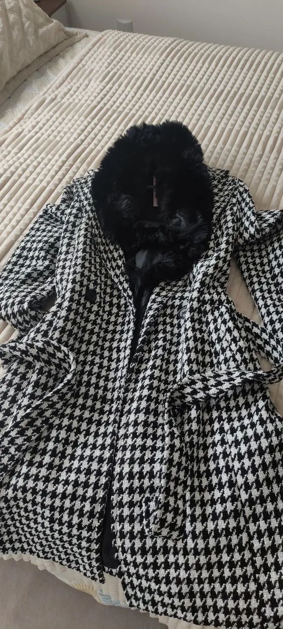 Casaco preto e branco com gola pelúciada(removível)