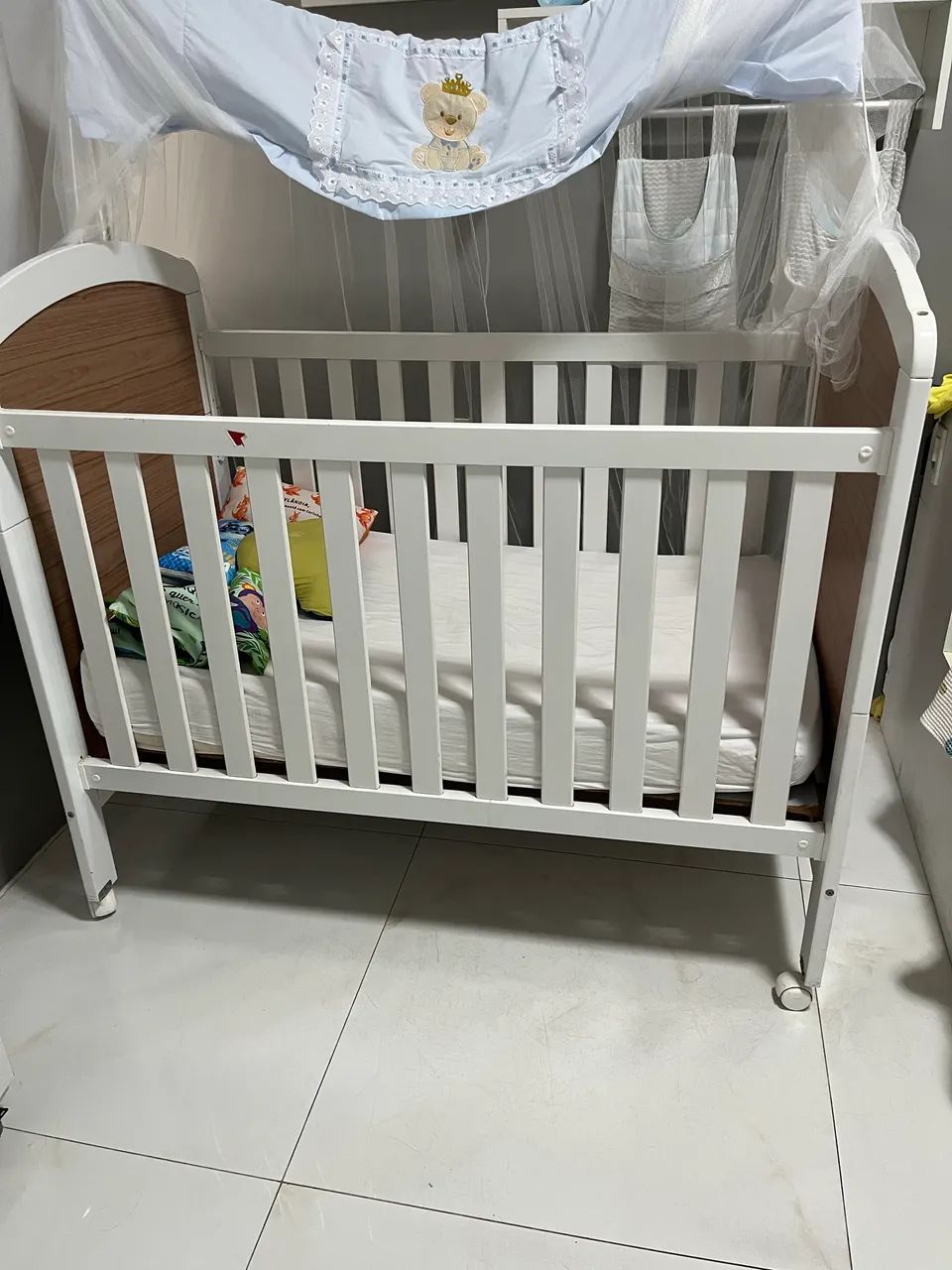 Berço branco de madeira de lei - Foto 4